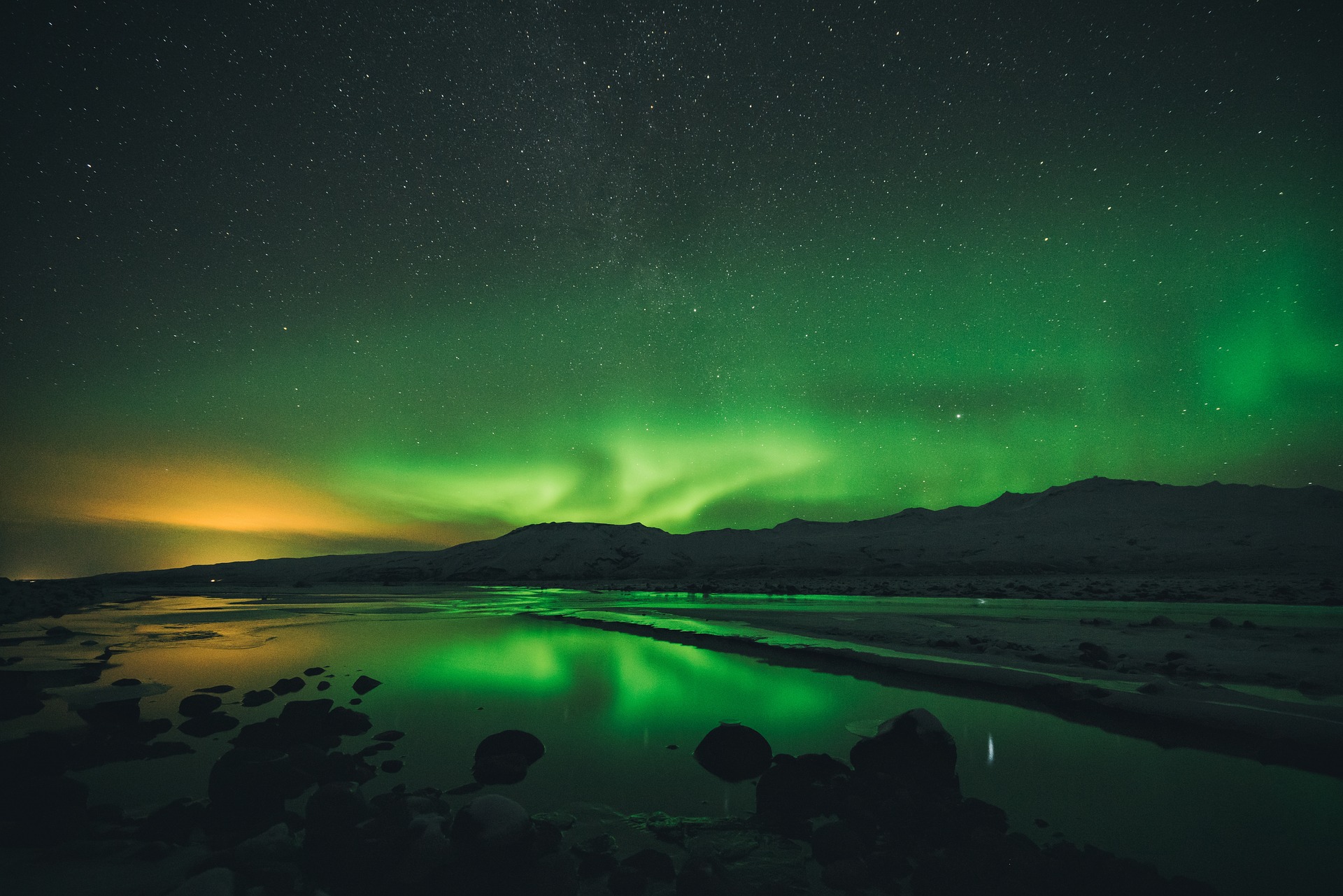 viewing northern lights iceland